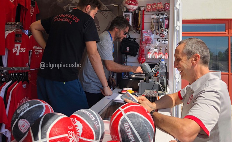 Χριστούγεννα με Olympiacos BC Road Store