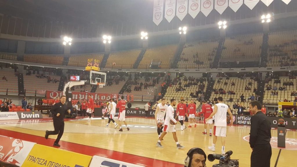 Λίγα λεπτά πριν ξεκινήσει ο αγώνας στο ΣΕΦ (pics)