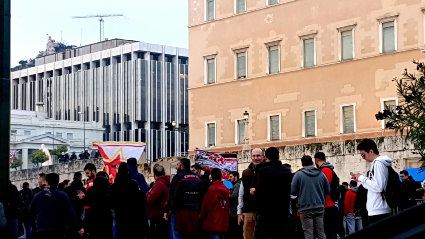 «Κοκκίνησε» το Σύνταγμα από τους χιλιάδες «ερυθρόλευκους»! (pics)