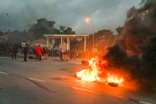 Έχει ξεφύγει ο έλεγχος – Πυροβόλησαν με καραμπίνα αστυνομικούς!