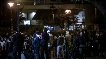 Αγία Παρασκευή: Η αστυνομία αδειάζει την Αγίου Ιωάννου – Δεκάδες συγκεντρωμένοι στην πλατεία