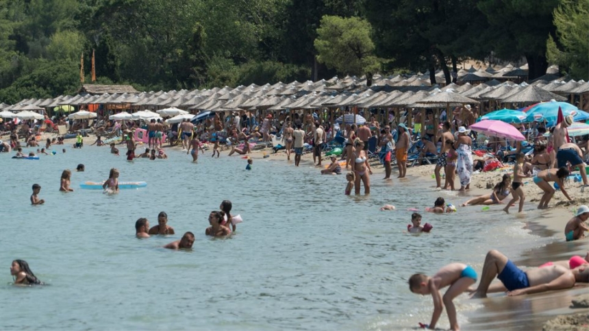 Άρση μέτρων: Ανοίγουν το Σαββατοκύριακο οι οργανωμένες παραλίες ενόψει καύσωνα