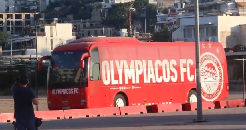 Ολυμπιακός-ΑΕΛ: Η άφιξη των «ερυθρόλευκων» στο «Γ. Καραϊσκάκης» (vid)