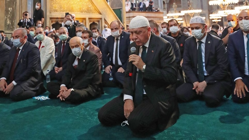 Η Αγία Σοφία τζαμί μετά από 86 χρόνια: Ο Ερντογάν ηγείται της προσευχής (vid)