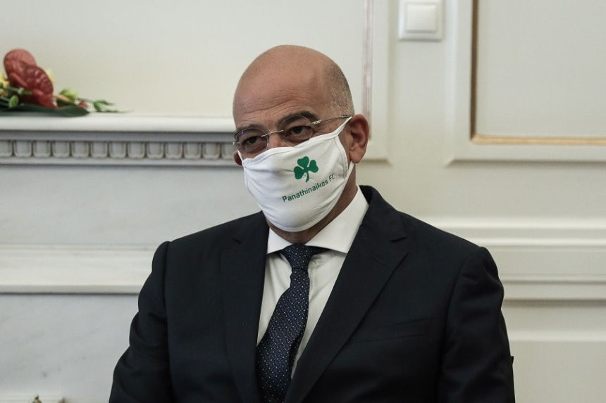 Ρεζιλεύουν την χώρα: Ο Δένδιας υποδέχτηκε την Ισπανίδα Υπουργό Εξωτερικών με μάσκα του… ΠΑΟ!