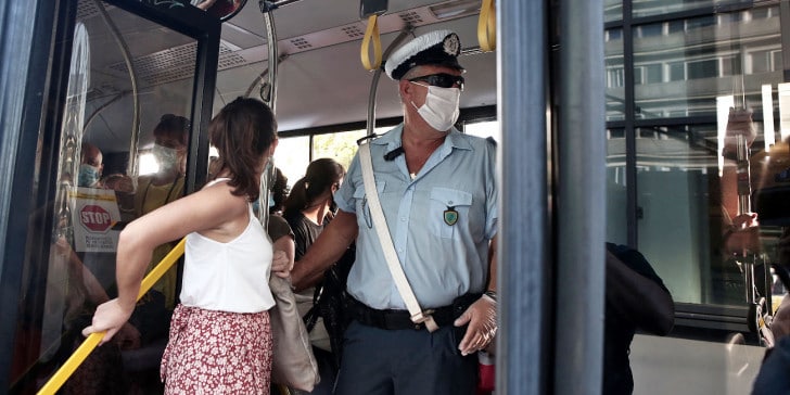 Αυστηροί έλεγχοι για τη χρήση μάσκας – 150 ευρώ το πρόστιμο στους παραβάτες (vid)