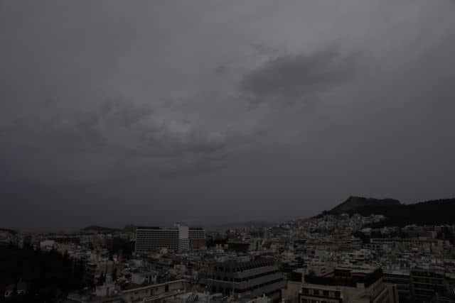 Ξαφνική βροχή «χτυπά» την Αττική – Πού θα εκδηλωθούν τα εντονότερα φαινόμενα!