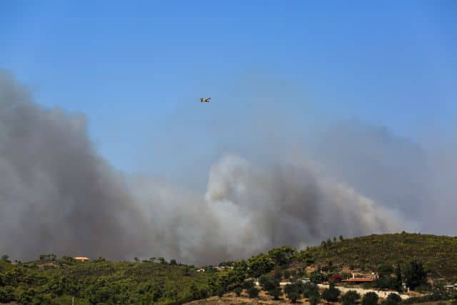 Ανεξέλεγκτη η φωτιά στα Καλύβια: Καίγονται σπίτια – Εντολή εκκένωσης και στην Ανάβυσσο!