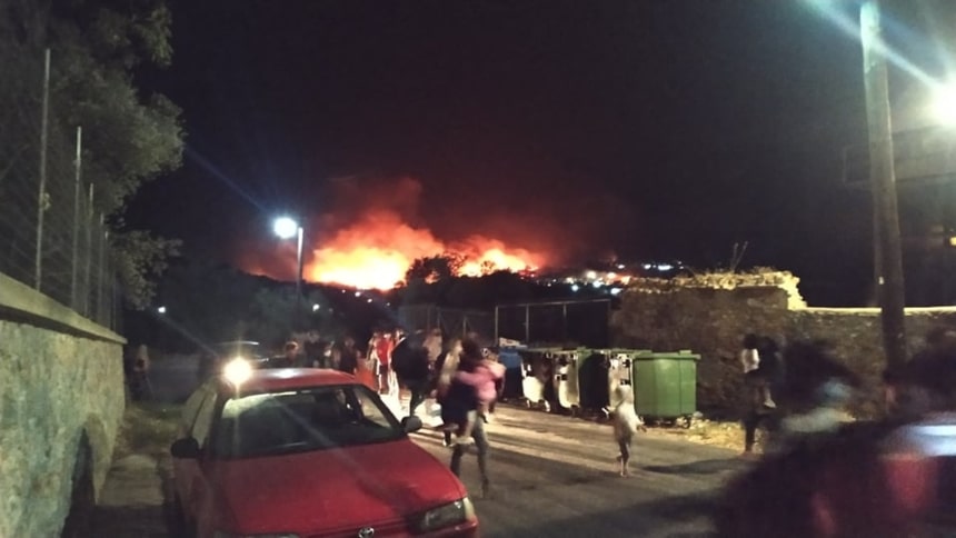 Ο κορωνοϊός καίει τη Μόρια : Στις φλόγες το ΚΥΤ – Χιλιάδες πρόσφυγες στο δρόμο