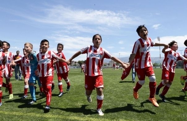Στηρίζουν οι μικροί ποδοσφαιριστές του Ολυμπιακού Σαλαμίνας το κοινωνικό παντοπωλείο του Δήμου!