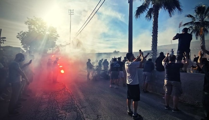 Αποθέωση στο Ρέντη… και έφυγαν για ΟΑΚΑ! – Επιστρέφουν με το Κύπελλο! (vid)