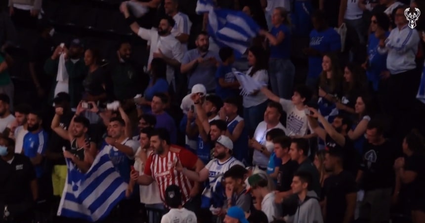 Και στο NBA μόνο Ολυμπιακός: Πανηγύρισε την πρόκριση των Bucks με φανέλα Θρύλου! (vid)