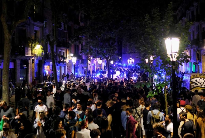 Βαρκελώνη: Για δεύτερη νύχτα νεαροί αψήφησαν τα μέτρα και έκαναν πάρτι!