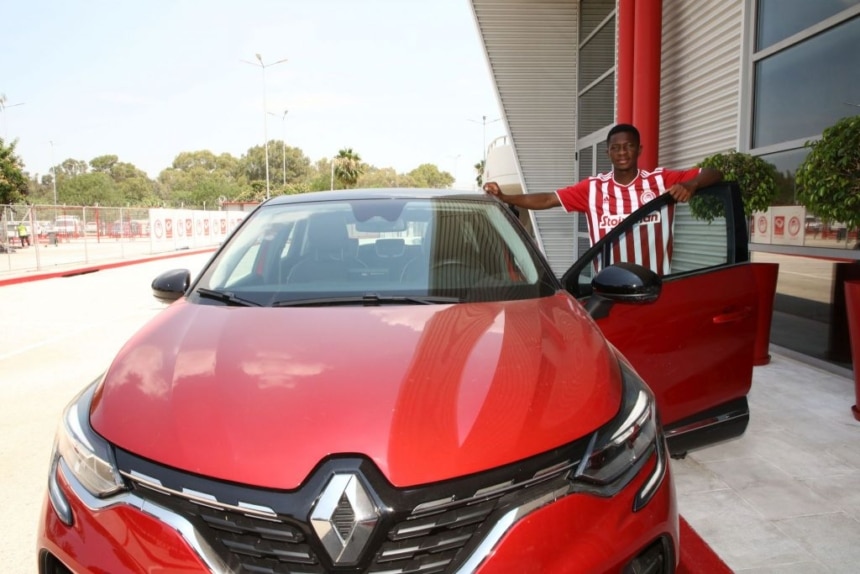 Ολυμπιακός: Ο Αλγκασίμ Μπα… ποζάρει με το νέο του αμάξι! (pics)