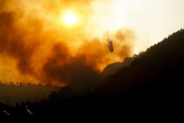 Φωτιά στην Ηλεία: 100 εγκλωβισμένοι στο χωριό Κλάδεος – Εκκενώνονται οικισμοί!