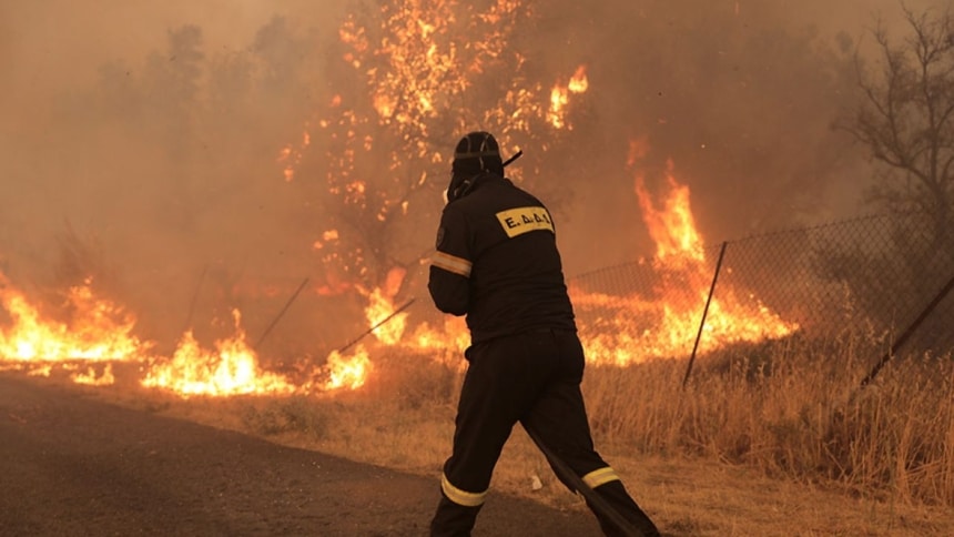 Φωτιά στη Βούλα: Κάηκαν τέσσερα σπίτια – Εικόνες καταστροφής και απόγνωσης