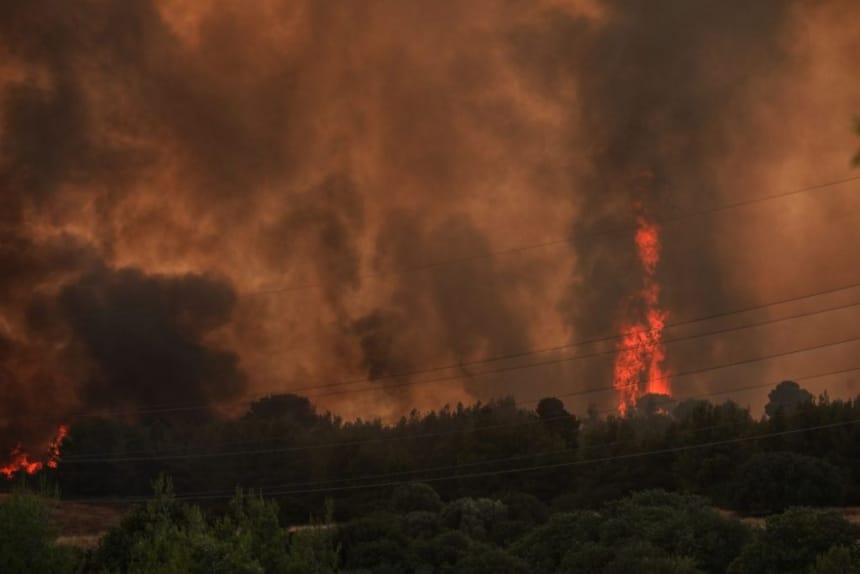 Φωτιά στη Βαρυμπόμπη: Στις φλόγες κι εικόνες που σοκάρουν!