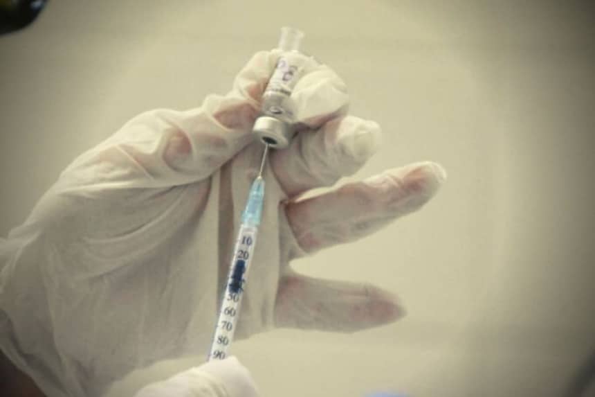 Εμβόλιο κορονοϊού: Ανοίγει σήμερα η πλατφόρμα για την 4η δόση για τους άνω των 70 ετών