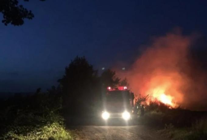 Μεγάλη πυρκαγιά σε μάντρα με οχήματα στα Ανω Λιόσια – Κλειστή η έξοδος προς Αττική Οδό