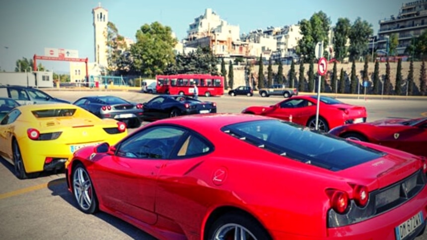 Το «Ferrari road show» φέρνει 30 Ferrari στο μεγάλο λιμάνι!