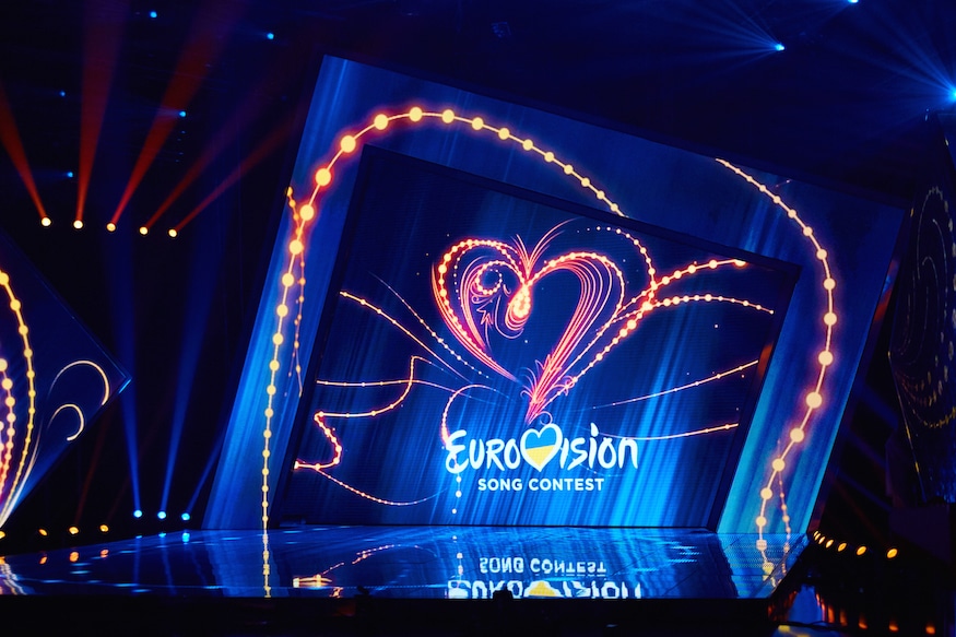 Το φιλί μεταξύ ανδρών στη σκηνή της Eurovision που καταχειροκροτήθηκε