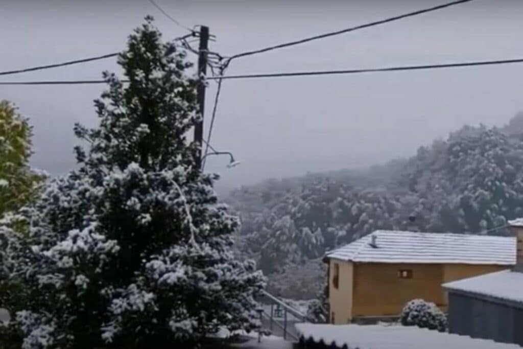 Κακοκαιρία «Μπάλλος»: Χιόνισε σε Τρίκαλα και Φλώρινα – Βίντεο με τις πρώτες νιφάδες!