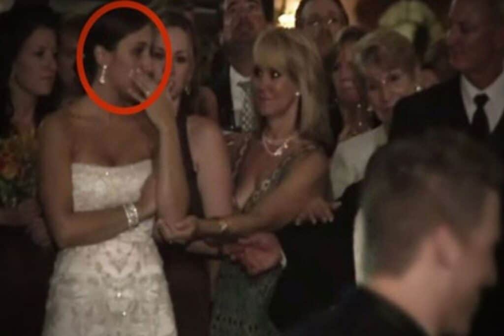 Όταν ο γαμπρός φίλησε αυτή τη γυναίκα μπροστά στη νύφη, όλοι… πάγωσαν!