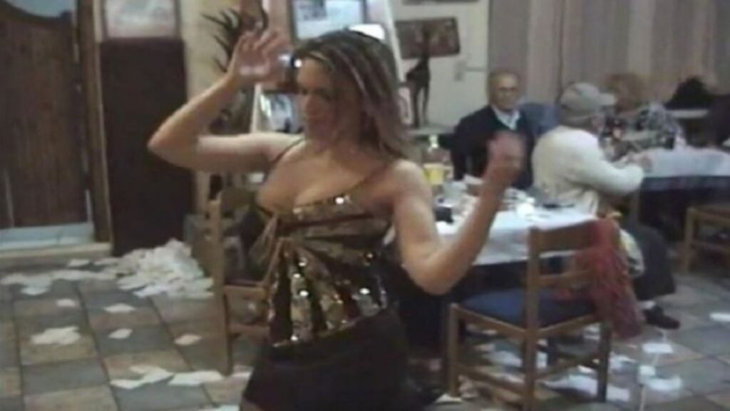 ΜΑΣ ΤΡΕΛΑΝΕ ΟΛΟΥΣ: Η 28χρονη που χόρεψε «καυτό» τσιφτετέλι σε ταβέρνα!