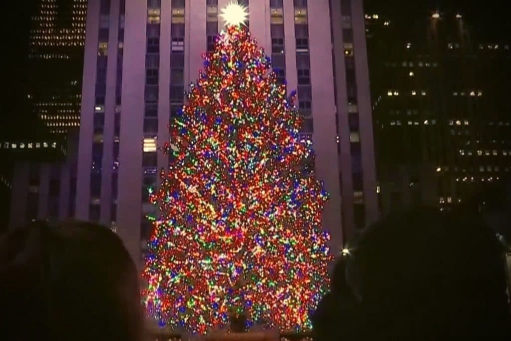 ΗΠΑ: Λουσμένη στο γιορτινό φως η Νέα Υόρκη!