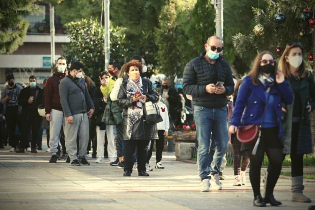 Κορωνοϊός: Αύξηση των τεστ και χρήση μάσκας συστήνουν οι ειδικοί