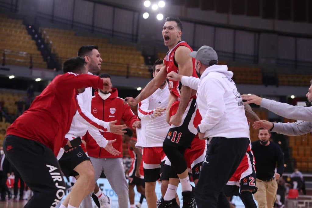 Σλούκας: Το buzzer beater με την Εφές καλύτερη φάση του Φλεβάρη! (vid)