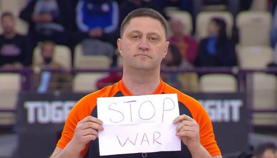 «Stop war» – Το μήνυμα του διαιτητή του Ολυμπιακός – Αρμάνι