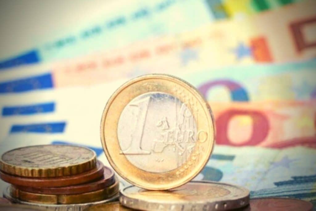 Διπλό έκτακτο επίδομα 300 ευρώ και voucher – Οι δικαιούχοι, πότε η πληρωμή