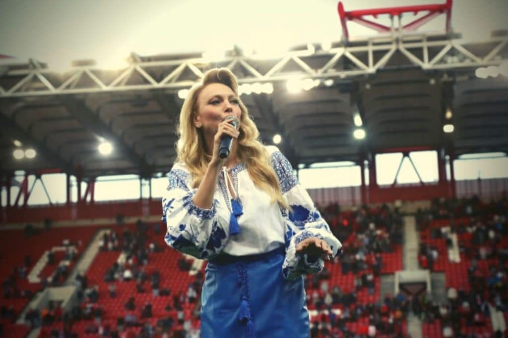Ολυμπιακός – Σαχτάρ: Συγκίνησε η Πολιάκοβα τραγουδώντας τον Ουκρανικό ύμνο!