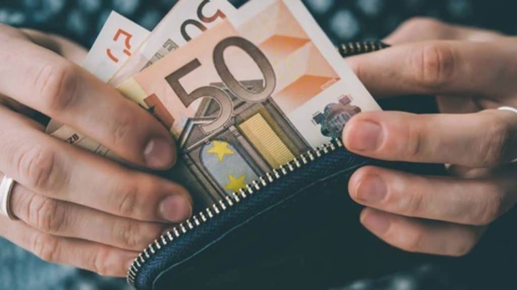 Eκτακτο επίδομα 200 ευρώ: Ποιοι θα λάβουν τη νέα επιταγή ακρίβειας