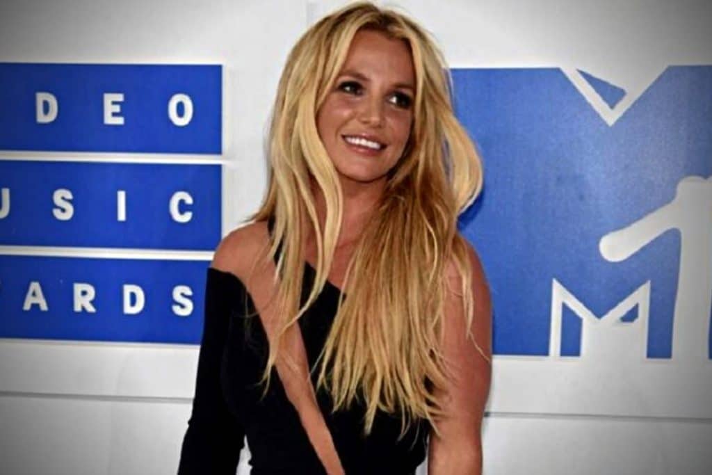 Η Britney Spears ανέβασε τρεις ολόγυμνες φωτογραφίες μέσα σε τέσσερις ώρες