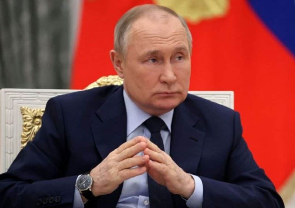 Τα ηχηρά μηνύματα που έστειλε ο Πούτιν στη Δύση από την Αγία Πετρούπολη