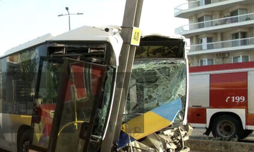 Τροχαίο με τραυματίες στην παραλιακή. Λεωφορείο έπεσε σε κολόνα του τραμ