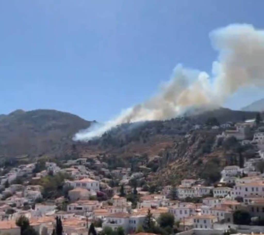 Μεγάλη φωτιά στην Ύδρα – Στο σημείο 2 ελικόπτερα και 2 αεροσκάφη