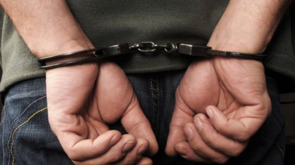 Επικαιρότητα: Συνέλαβαν γνωστό τράπερ στο Μπουρνάζι για οπλοκατοχή