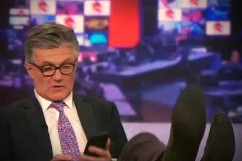 BBC: Σκηνές απείρου κάλλους – Παρουσιαστής ειδήσεων… άραζε με τα πόδια στο γραφείο όσο η βρετανική κυβέρνηση γκρεμιζόταν