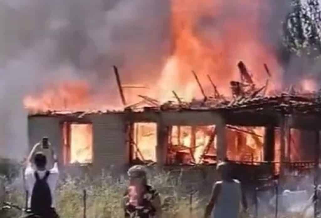 Φωτιά στον Κουβαρά: Εκτός ελέγχου η κατάσταση, καμμένα σπίτια και αυτοκίνητα