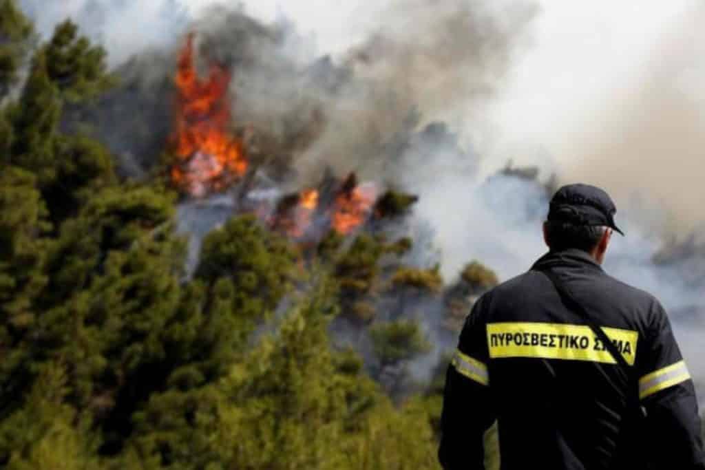 Λούτσα: Η πρώτη πυρκαγιά του καλοκαιριού – Φωτιά κοντά σε οικισμό (vid)