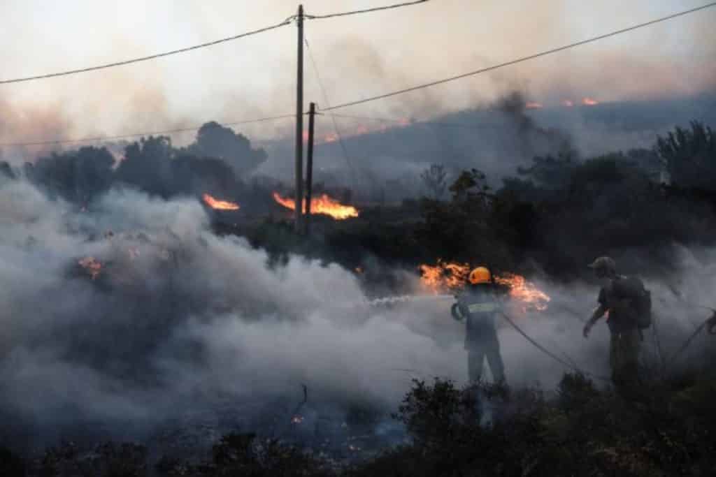 Επικαιρότητα: Αναζωπυρώθηκε το μέτωπο στη Βρίσα της Λέσβου – Εκκενώνεται ο οικισμός