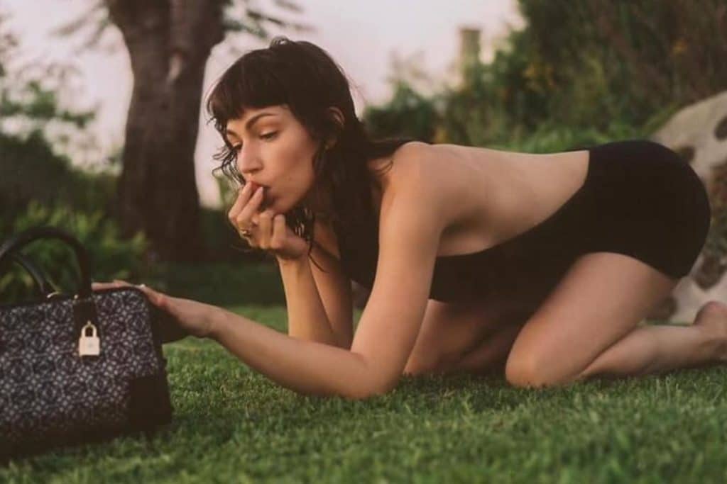 Ούρσουλα Κορμπερό: Η Τόκιο ποζάρει topless με τακούνια, κάνει βαθύ κάθισμα και… ζαλίζει με το μαγιό της! (pics)