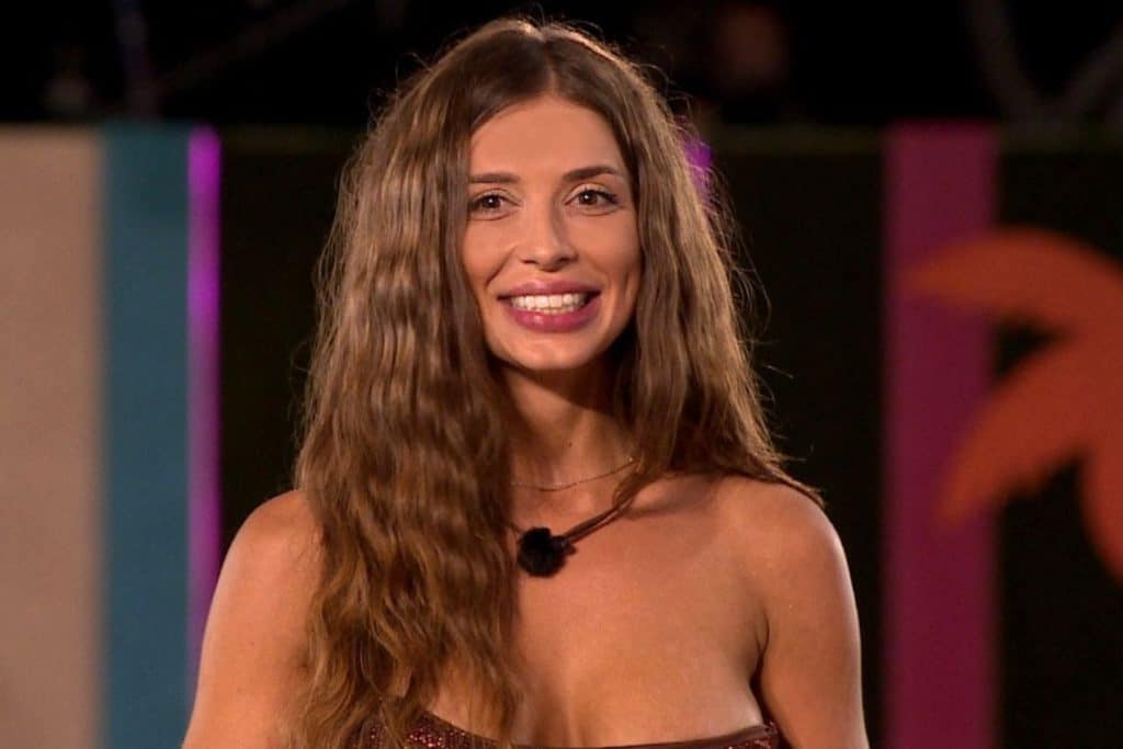 Love Island: «Αρρώστησε» με την κορμάρα της Ιωάννας ο Κόρκας – «Βάλε κάτι πάνω σου» (vid)