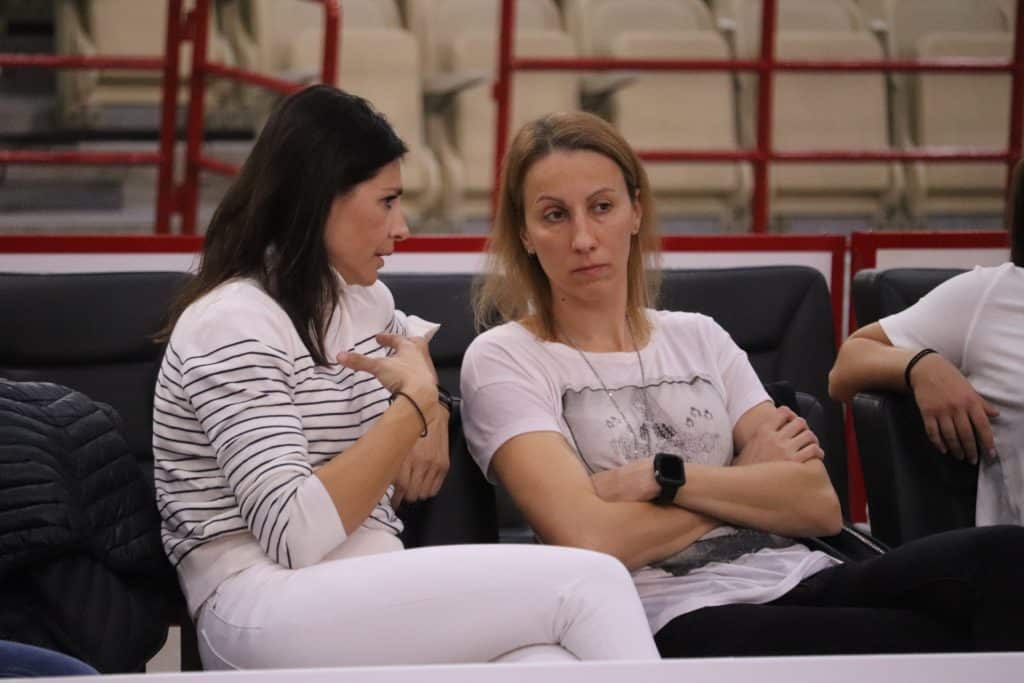 Ολυμπιακός – Πολκόβιτσε: Εβίνα Μάλτση και Στέλλα Καλτσίδου βλέπουν… Θρύλο! (pics)