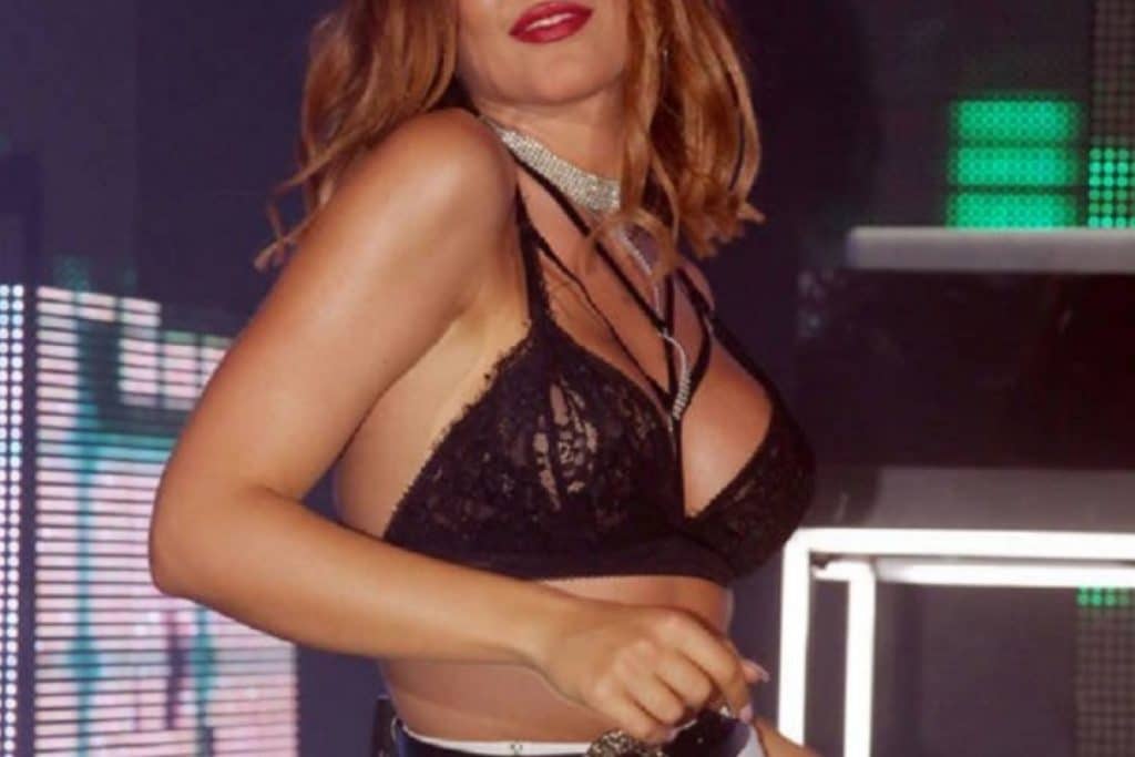 Διάσημη Ελληνίδα τραγουδίστρια έδειξε… κατά λάθος το στήθος της (pics)