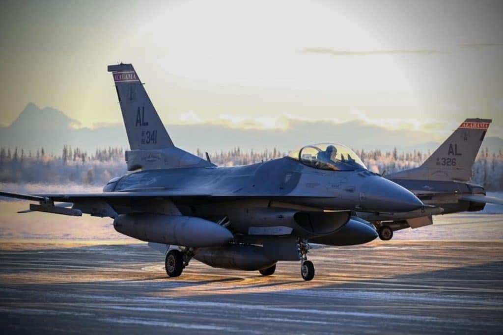 Forbes: Γιατί ο Μπάιντεν θέλει να πουλήσει F-16 στην Τουρκία και F-35 στην Ελλάδα – Για ποιο λόγο;