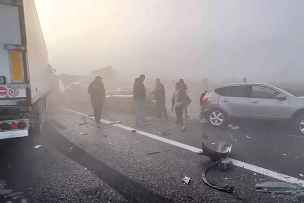 Εθνική οδός: Καραμπόλα με οχήματα και νταλίκες λόγω ομίχλης στην Αθηνών – Λαμίας